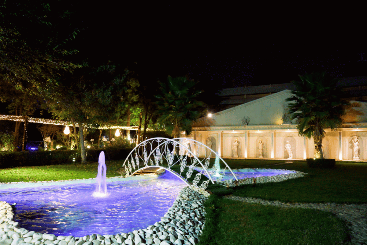 باغ تالار رو باز