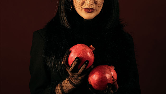 هدیه-شب-یلدا-انار-در-دست-یک-خانم